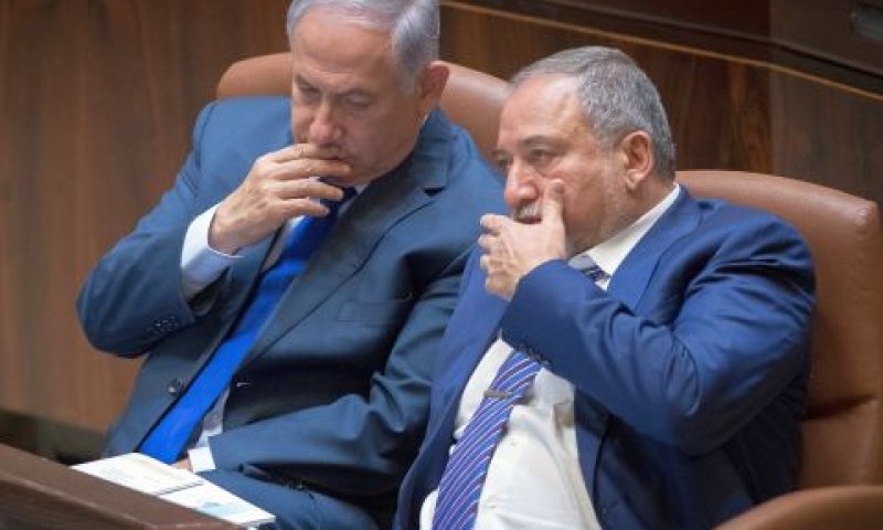 יהיה דיון בקבינט. ליברמן ונתניהו [צילום: יונתן זינדל/פלאש 90]