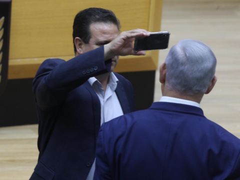 ח"כ עודה מצמיד מצלמה לפניו של רה"מ [צילום: יצחק הררי, דוברות הכנסת]