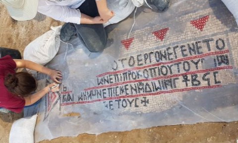 העבודות על הפסיפס [צילום: ענת רסיוק, רשות העתיקות]
