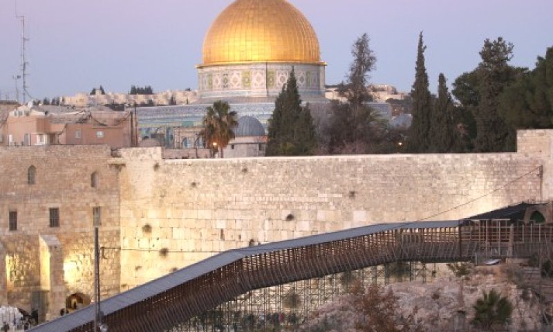 פוגעים באפשרות לשיקום הגשר [צילום: פלאש 90]