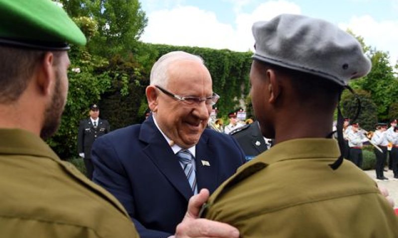 טפיחה על השכם [צילום: חיים צח/לע"מ]