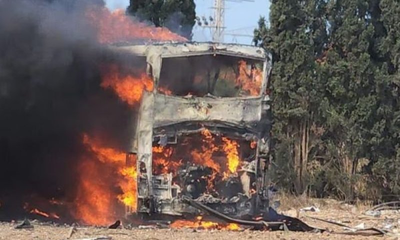 אוטובוס שנפגע בהרצליה [צילום: דוברות כבאות והצלה]