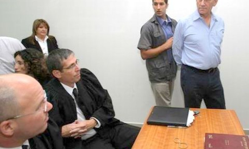 אולמרט ושולה זקן באולם ביהמ"ש [צילום: AP]