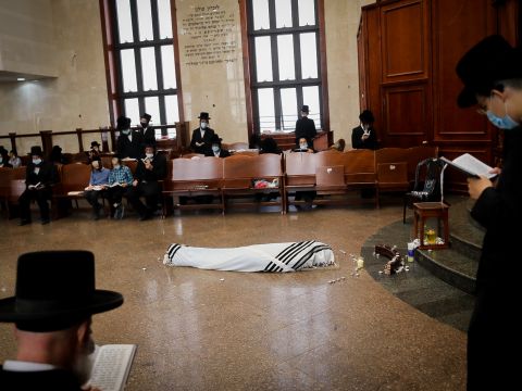 הלוויית האדמו"ר הקודם [צילום: אבי דישי, פלאש 90]