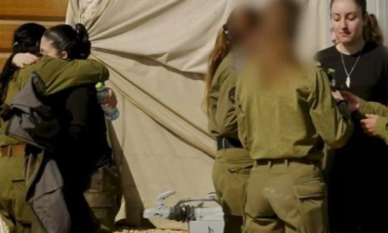 מפגש החטופות עם כוח צה"ל [צילום: דובר צה"ל]