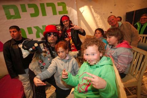 אלי זולדה ססגוני כתמיד וחברי ההרכב שלו [צילום: יח"צ]
