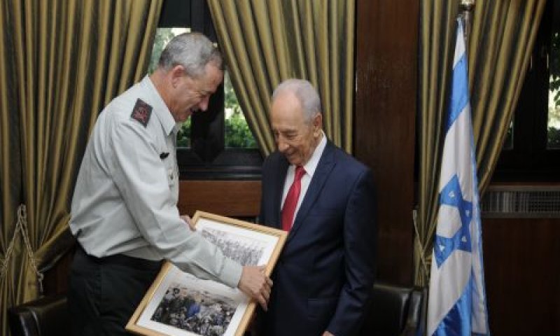 רא''ל בני גנץ מעניק מתנה לנשיא שמעון פרס [צילום: דובר צה"ל]