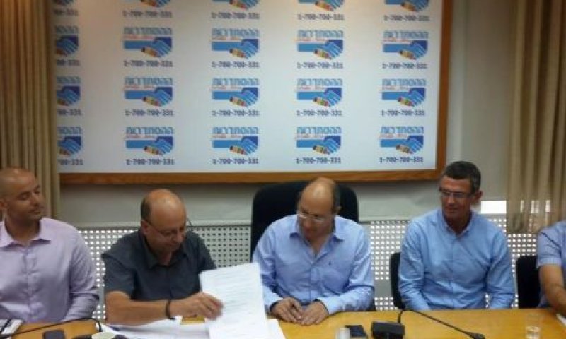 חותמים על ההסכם [צילום: באדיבות דוברות ההסתדרות]