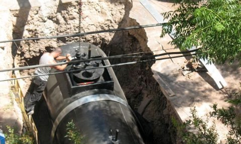 מיכל הדלק מוכנס לבור [צילום מבית סמוך: אלי אלון]