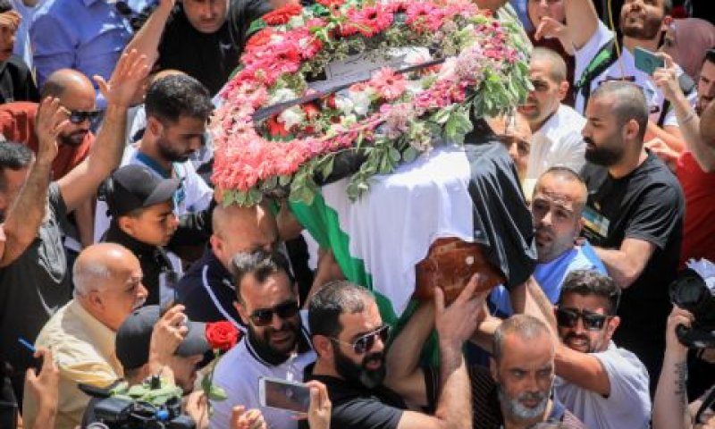 נשיאת גופתה של העיתונאית [צילום: ג'מאל עוואד/פלאש 90]