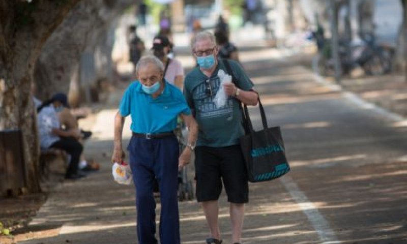 קשישים בשדרה בתל אביב [צילום: מרים אלסטר/פלאש 90]