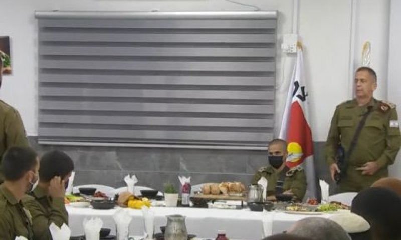 כוכבי. מול שולחנות שבת ערוכים [צילום: מן הטלוויזיה]