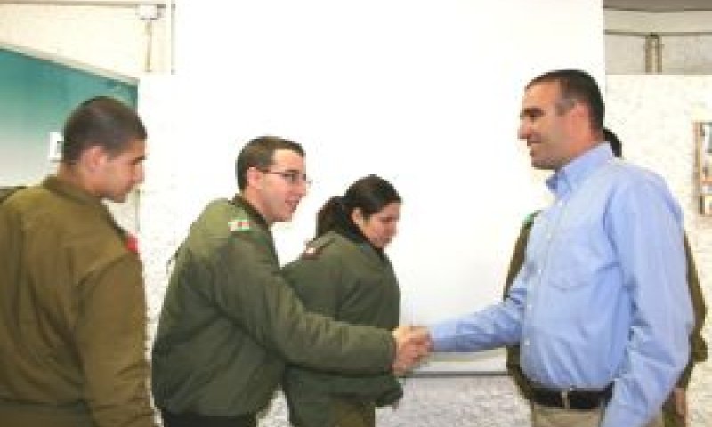 מנכ"ל משרד הקליטה ארז חלפון במחווה אלון[צילום: יצחק אלהרר/סקופ 80]