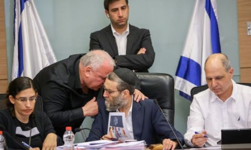 השר אמסלם מסתודד עם היו"ר גפני פני יציאתו מהדיון [צילום: נועם מושקוביץ/דוברות הכנסת]