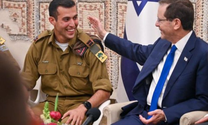 הרצוג וסגן עמרי אקשלמה [צילום: קובי גדעון/לע"מ]