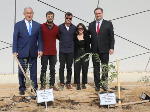 אש הממשלה, השר כץ ושלושת ילדיה של רונה רמון בטקס שתילת עץ בנמל החדש [צילום: ששון תירם]