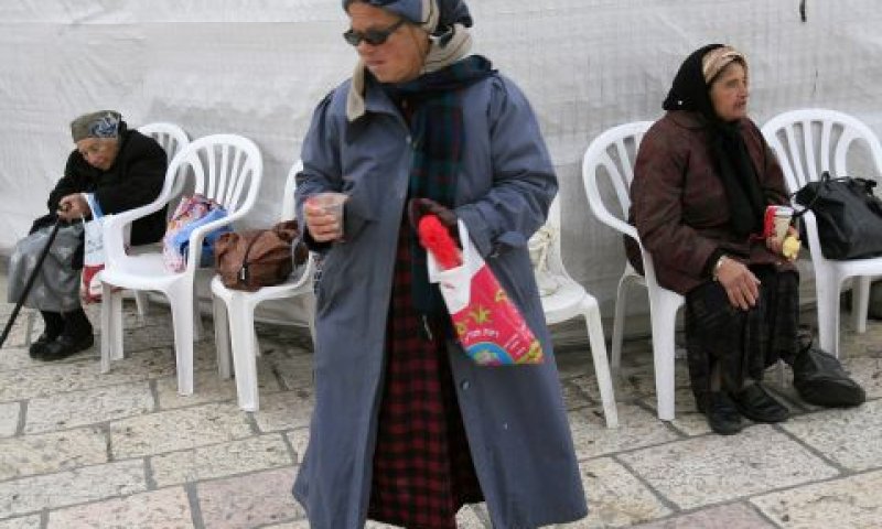 הקבצנים נתונים לסכנה ולסחיטה. קבצניות בכותל [צילום: פלאש 90]