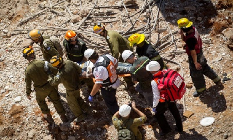חילוץ נפגעים בתל אביב, היום [צילום: יונתן זינדל, פלאש 90]