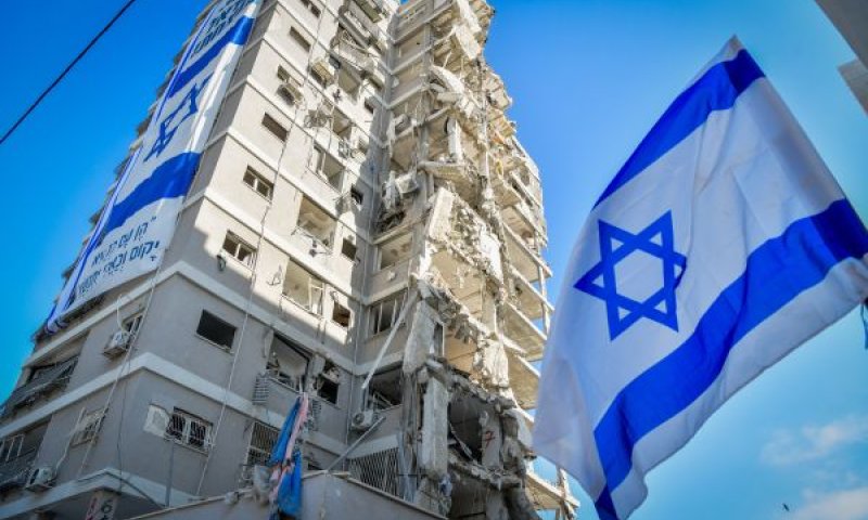 מבנה שנפגע מטיל אירני [צילום: אבשלום ששוני/פלאש 90]