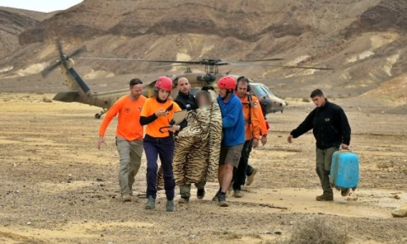 פינוי הנעדרת שנמצאה הבוקר [צילום: דוברות המשטרה]