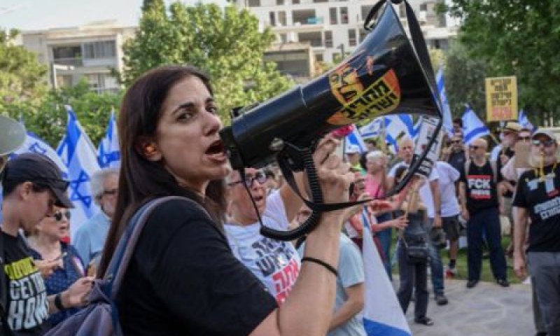 פעילי שמאל מפגינים נגד ממשלת נתניהו מחוץ לבית ההסתדרות [צילום: אבשלום ששוני/פלאש 90]