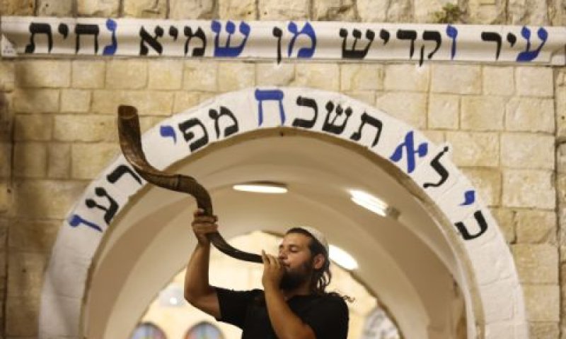 שופר בקבר רשב"י במירון [צילום: דוד כהן/פלאש 90]