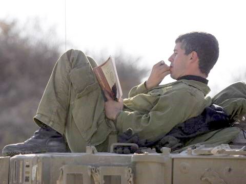 הספרים של השמאל נשארו על המדף [צילום: פלאש 90]