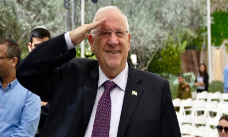 ריבלין. מצדיע [צילום: דוברות בית הנשיא]