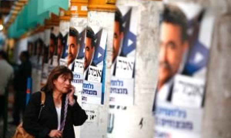 שלטי בחירות של העבודה ב-2006 [פלאש 90]
