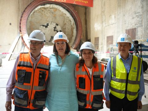 נציג החברה הסינית שבצעה את החפירה, ענת טוקר אלפרט, מיה ליקוורניק, חיים גליק [צילום: נת"ע]