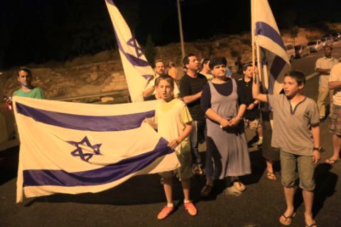 תושבי האיזור בהבעת תמיכה ספונטנית בכוחות הביטחון [צילום: פלאש 90]