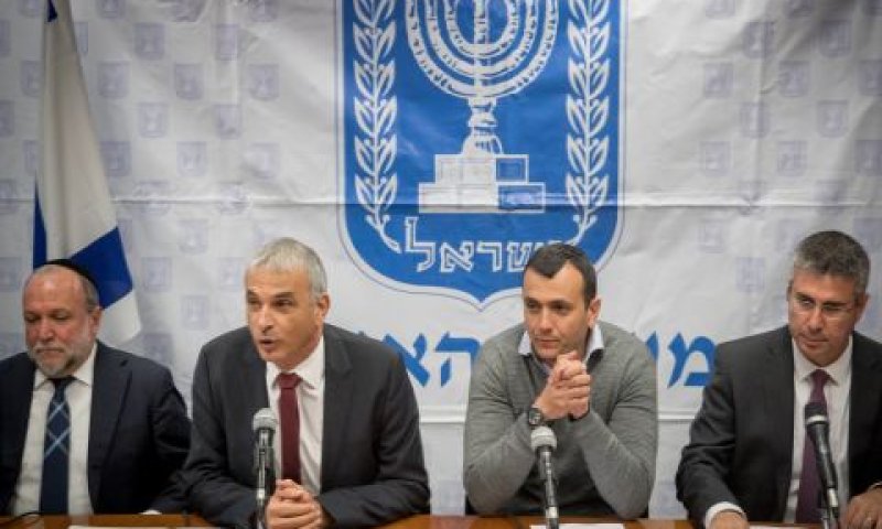 [צילום: יונתן זינדל/פלאש משמאל לימין: יצחק כהן, משה כחלון, שי באבד, משה אשר יונתן זינדל/פלאש 90]