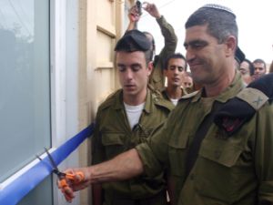 [תא"ל רוסו גוזר את הסרט]