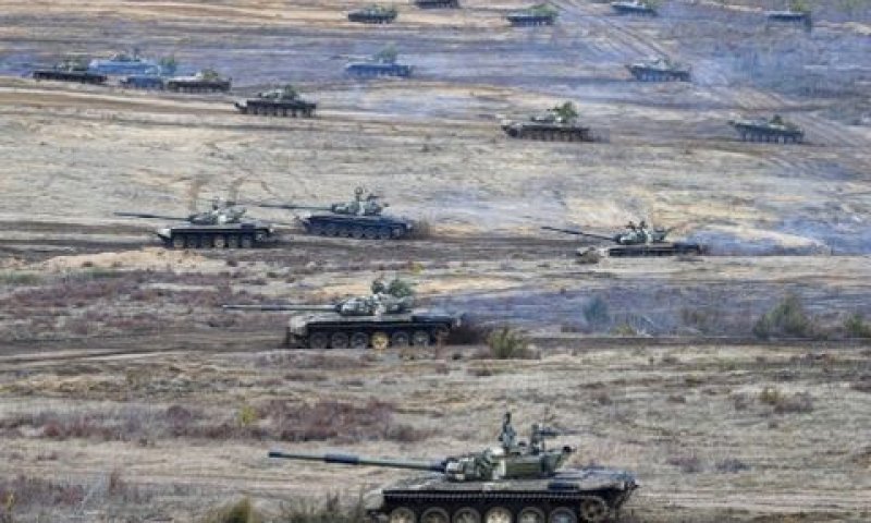 טנקים נעים במהלך התרגילים הצבאיים של רוסיה-בלרוס [צילום: אלכסנדר זמליאניצ'נקו ג'וניור/AP]