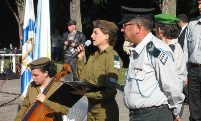טקס צבאי בנוכחות זמרת