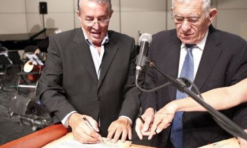 צבי רב ושלמה בוחבוט חותמים על ההסכם [צילום: עמוס רוג&acute;ר]