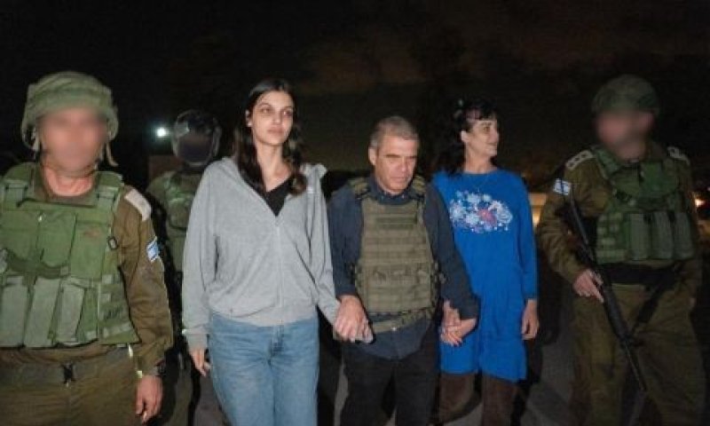 החטופות ששוחררו, יהודית ונטלי רענן יחד עם גל הירש [צילום: דובר צה"ל]