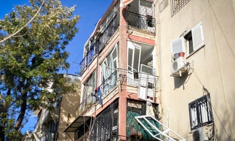 פגיעת הטיל מתימן בת"א-יפו [צילום: אבשלום ששוני/פלאש 90]