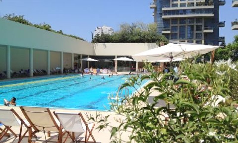 בריכה במגדלי אקירוב