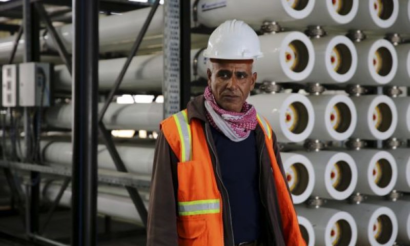 עובד במתקן ההתפלה [צילום ארכיון: עאדל חנא/AP]
