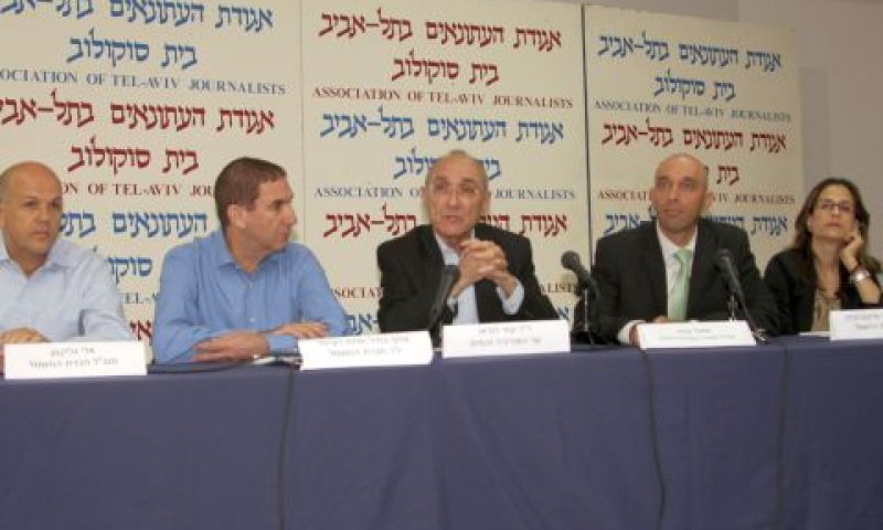 מסיבת העיתונאים. "לא יצאנו מכלל סכנה" [צילום: יוסי וייס]