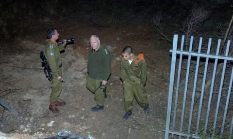מחפשים אחר שרידי רקטה [צילום ארכיון: פלאש 90]