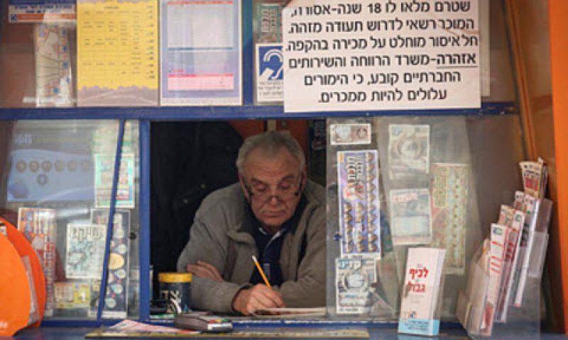 כסאות על המדרכה? [צילום: ליבה פרקש, פלאש 90]