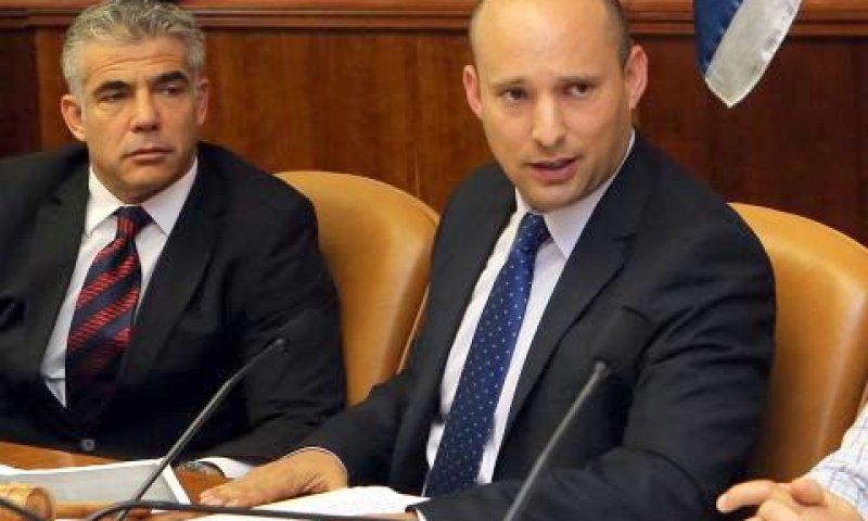 בנט (מימין) בישיבת הממשלה [צילום: פלאש 90]