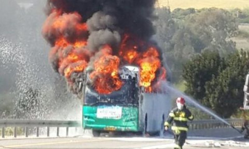 שריפת אוטובוס בין כדורי לכפר תבור [צילום: דוברות מחוז צפון]