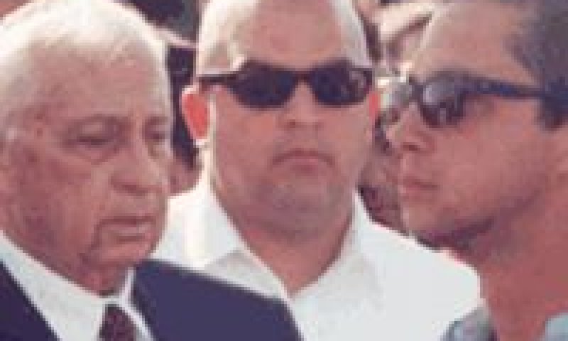 משפחת שרון. 4.5 מיליון דולר בשנת 2002