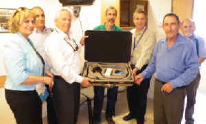 הנהלת בית החולים כרמל וחברי הליגה בטקס מסירת מכשיר הברונכוסקופ החדש לבית החולים [צילום: אלי דדון]