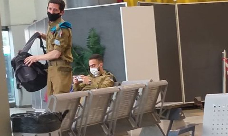 חיילים במרכזית חוף הכרמל. עלייה לאוטובוס - רק בשעות השפל