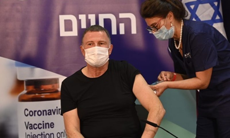 אדלשטיין מקבל את חיסון הקורונה במוצ"ש שעבר [צילום: חורחה נובומינסקי, לע"מ]