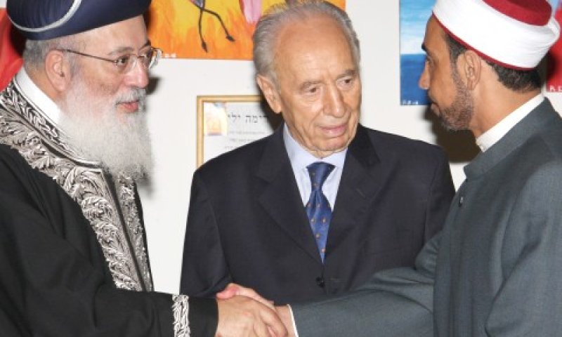 שמעון בונה סוכת שלום [צילום: אדריאן הרבשטיין]